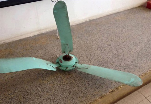 Chiếc quạt trần rơi gây sự cố chiều 11/4 tại một giảng đường Trường ĐH Thương mại. (Ảnh: FB)