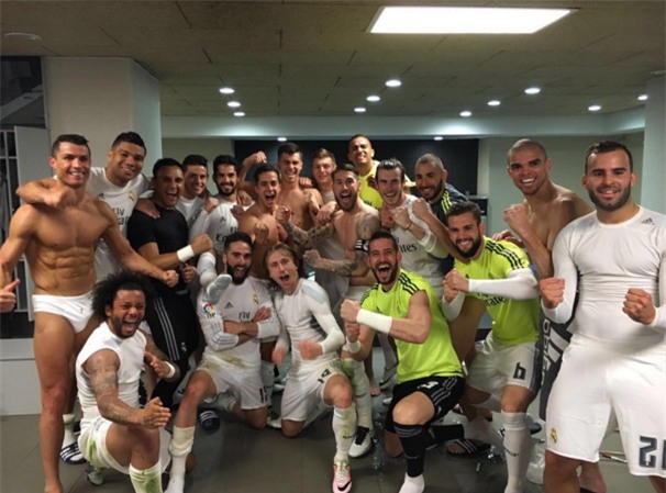 Cựu sao Bayern thừa nhận ngắm bụng 6 múi của Ronaldo nhiều hơn là ngực vợ - Ảnh 1.