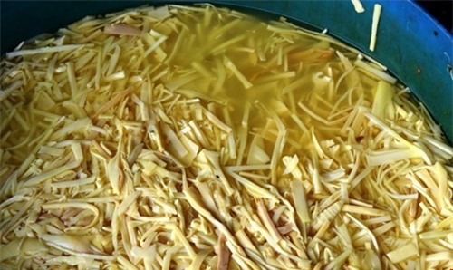 Chất vàng ô: Vô tư tẩm trực tiếp vào đồ ăn - Ảnh 1