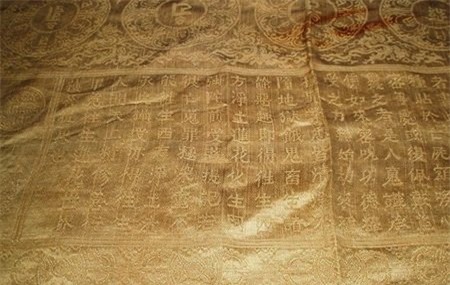 Ảnh minh họa tấm chăn được dệt từ những sợi vàng (Ảnh: Internet)