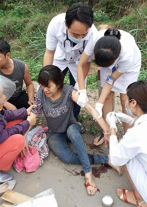 Thiếu nữ bị hai tên cướp giật mất túi xách, đạp ngã vật xuống đường bị trọng thương