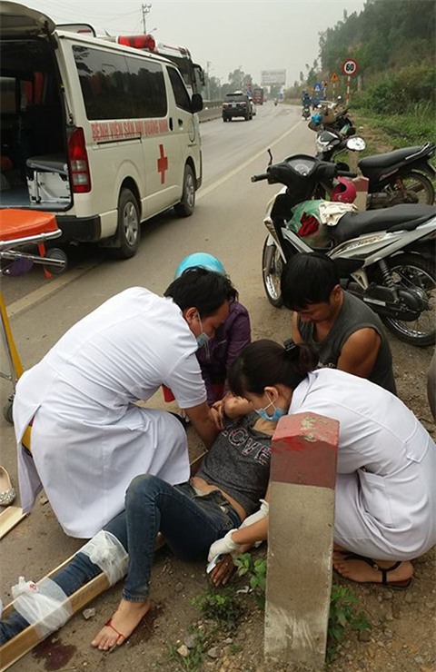 Các bác sỹ Bệnh viện Sản nhi Quảng Ninh (gần hiện trường) đã kịp thời có mặt sơ cứu và đưa nạn nhân đi cấp cứu tại Bệnh viện Đa khoa tỉnh Quảng Ninh