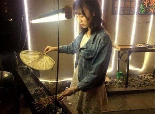 Những hình ảnh được một cư dân mạng có dịp du lịch đến Thanh Đảo chụp được. Khi đi ăn tại một quán thịt xiên nướng, người này đã có dịp gặp được cô gái trẻ xinh đẹp bán thịt nướng.