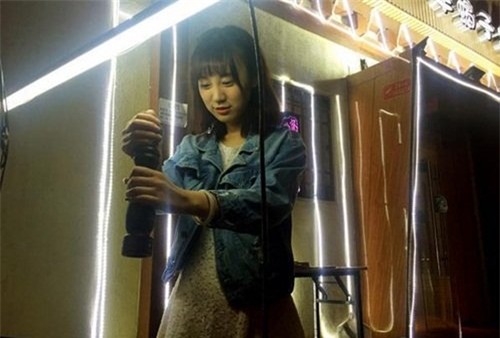 Ngưỡng mộ vẻ đẹp trong sáng, thanh thuần của cô gái, khách hàng đã chụp vội vài tấm khi cô gái đang tập trung nướng thịt và đăng tải lên trang cá nhân.