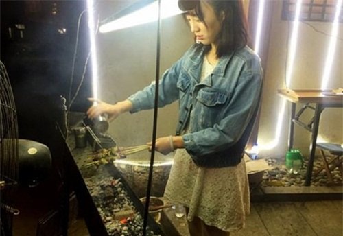 Một số chàng trai còn nhiệt tình bình luận đây là nữ thần thịt nướng trong huyền thoại đây mà, ai có thể nói cho tôi biết cụ thể địa chỉ cô ấy bán thịt nướng được không?, chỉ cần được nhìn ngắm khuôn mặt này khi ăn thịt xiên nướng, tôi đã thấy thịt ngon hơn rất nhiều rồi...