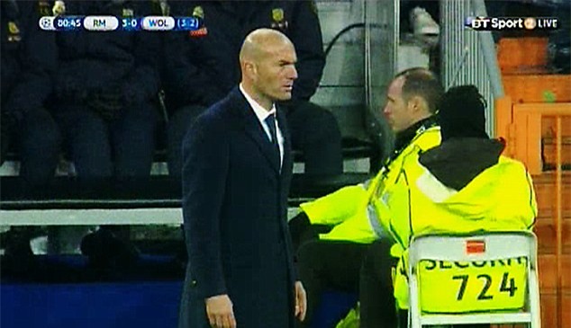 Zidane nhảy nhót tới rách quần sau pha bỏ lỡ của trò cưng Benzema - Ảnh 3.