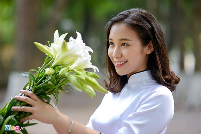 Nu sinh Ams duyen dang mua hoa loa ken hinh anh 1