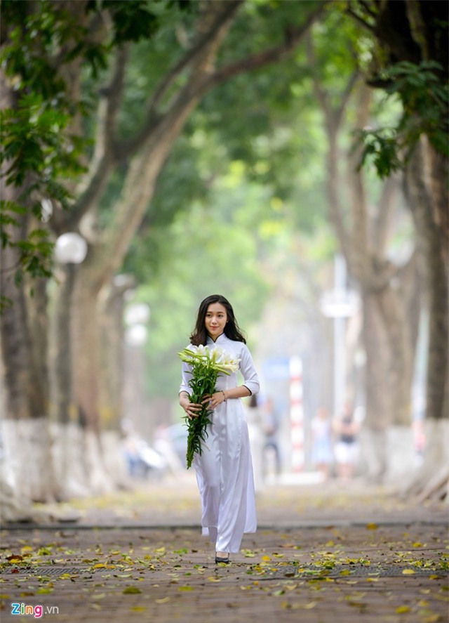 Nu sinh Ams duyen dang mua hoa loa ken hinh anh 2