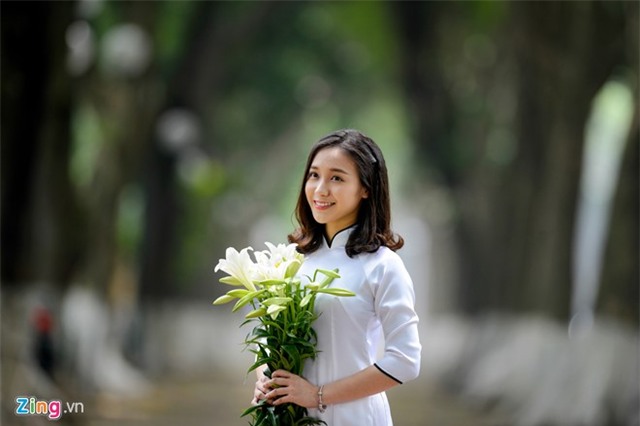 Nu sinh Ams duyen dang mua hoa loa ken hinh anh 5