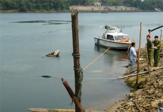 Chiếc tàu hút cát, sỏi cùng tang vật đã bị chìm, chỉ nổi phần mũi tàu.