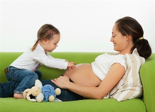 Sinh con qua gan nhau tang nguy co con mac benh tu ky hinh anh 1