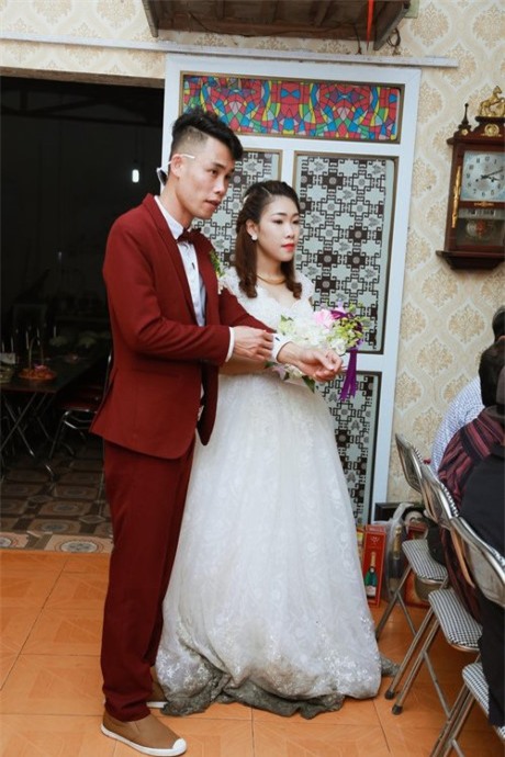 
Chiếc váy cưới lấm lem vì bị quết đất của vợ 3 Hiệp Gà
