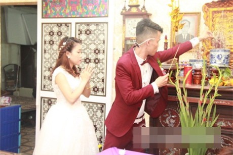 Chú rể làm lễ gia tiên với chiếc kính mắt đeo sau tai rất ngầu và hài hước