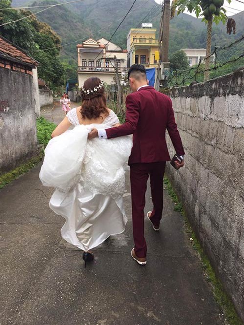 Trước đó, Hiệp Gà đã rất cẩn thận xách váy cho vợ