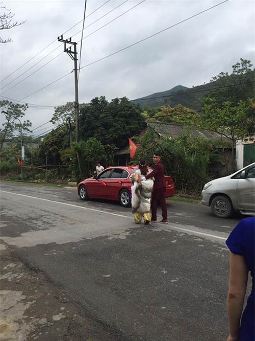 Tuy nhiên, do thời tiết nên chiếc váy vẫn bị lấm lem trong quá trình di chuyển