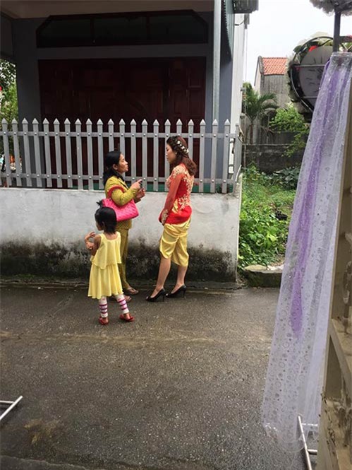 Một bức ảnh bình dân khác của cô dâu được dân mạng chụp lại