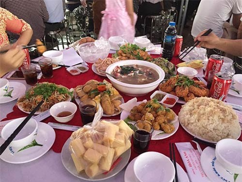 Mâm cỗ đơn sơ, giản dị dùng để đãi khác trong tiệc cưới