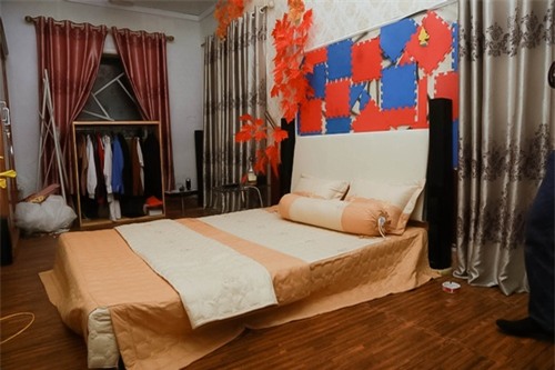 Phòng cưới được sắp xếp giản dị, ấm cúng