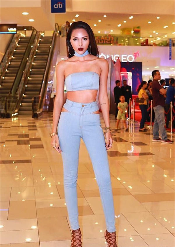 Muôn màu những kiểu bra top “đốt mắt” khán giả của mĩ nhân Việt