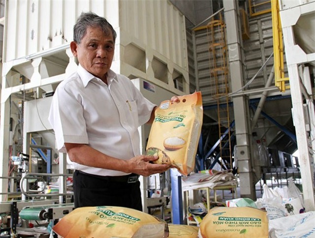 Ông Phạm Văn Bên và sản phẩm gạo xuất khẩu. Ảnh: Tuổi Trẻ.