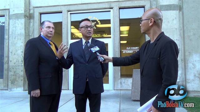  Phóng viên Vũ Hoàng Lân từ Phố Bolsa TV phỏng vấn luật sư Từ Huy Hoàng và luật sư Walter Teague trước nhà tù Trung tâm Quận Cam - nơi sẽ diễn ra phiên luận tội đầu tiên của Minh Béo. 