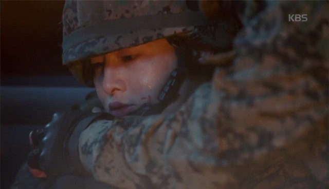 “Hậu Duệ Mặt Trời”: Khán giả thót tim khi Song Joong Ki tử trận ở phút thứ 89! - Ảnh 1.