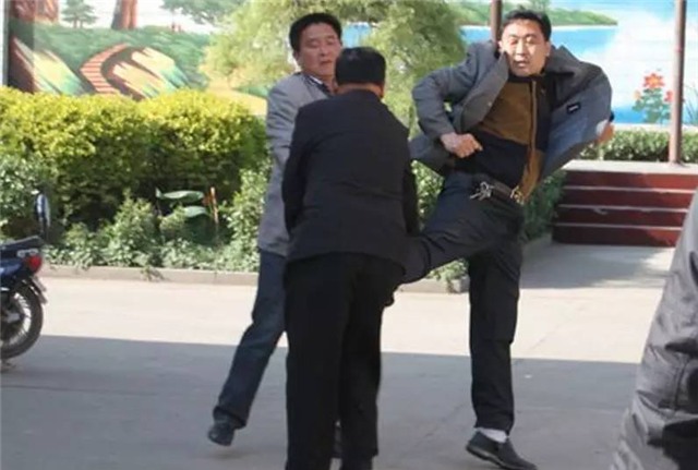 quan tham, quan tham Trung Quốc, quan chức Trung Quốc, chốn quan trường, ẩu đả lẫn nhau, võ đài, đấu võ, tham nhũng