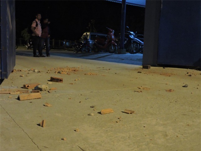 Hàng trăm học viên dùng gạch ném vào cổng trại.