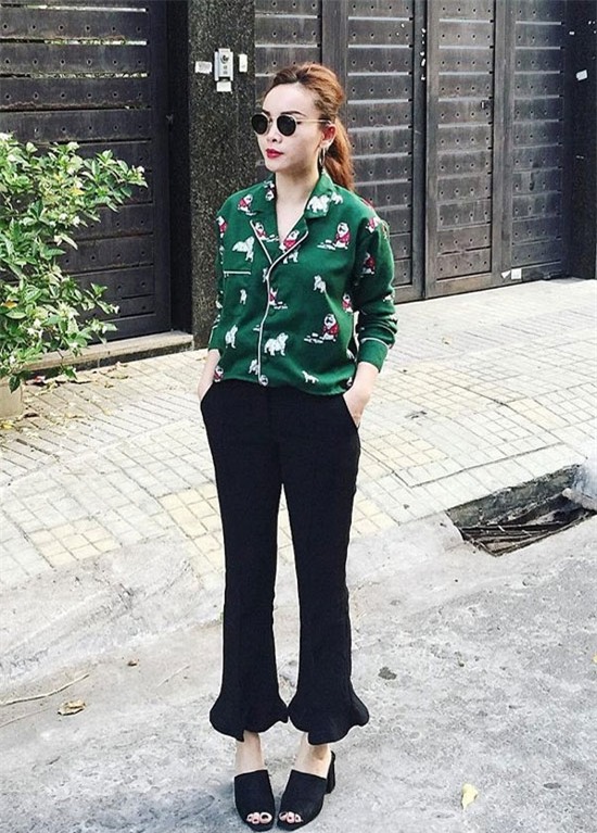 Yến Trang luôn bắt kịp những xu hướng thịnh hành trên thế giới. Cô lựa chọn áo sơ mi pijama và quần tây ống loe kiểu cách.