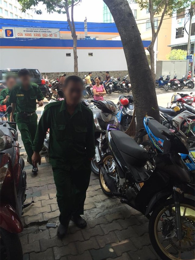 Gửi xe ở trung tâm Sài Gòn, bị kẻ gian cạy cốp lấy tài sản - Ảnh 4.