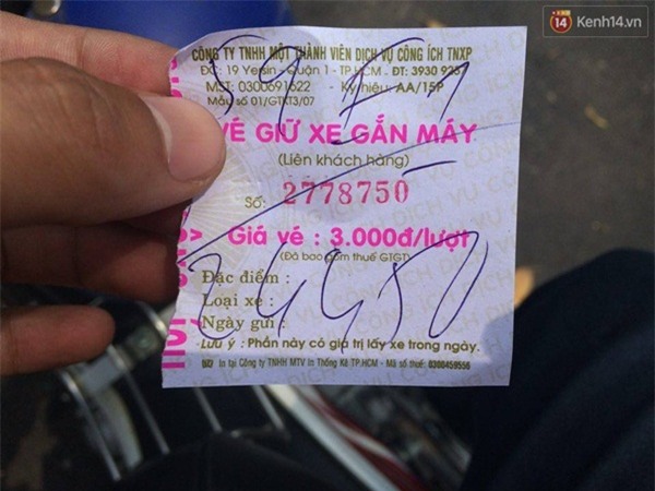 Gửi xe ở trung tâm Sài Gòn, bị kẻ gian cạy cốp lấy tài sản - Ảnh 6.
