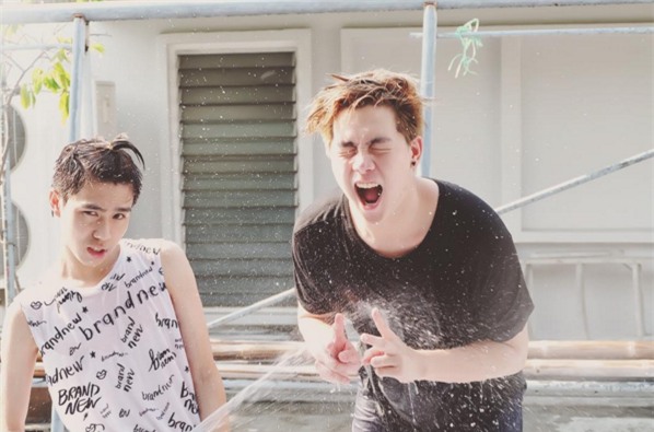 Tết té nước Thái Lan: 1m vuông, 10 trai đẹp! - Ảnh 7.