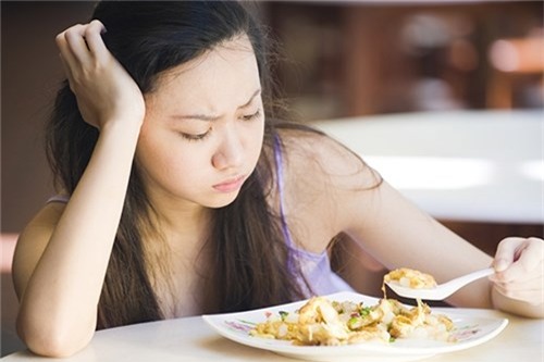 Mất cảm giác thèm ăn: cơ thể bị thiếu vitamin B1 (bổ sung: các loại đậu đỗ, nội tạng), vitamin B3 (bổ sung: cá ngừ, thịt bò, thịt gà, thịt heo, rau và đậu đỗ), ma-giê (bổ sung: các loại hạt khô, dứa, việt quất), clo (bổ sung: sữa tươi, muối).