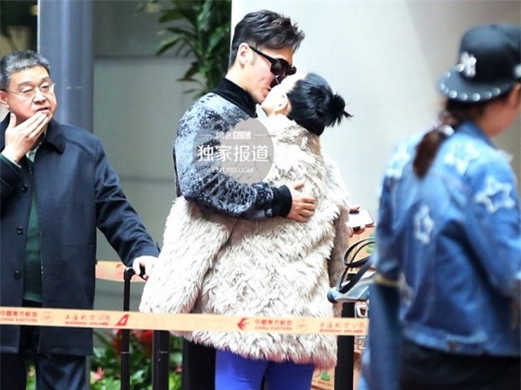 Sao nữ gốc Việt hôn và sàm sỡ vòng 3 phi công trẻ 1