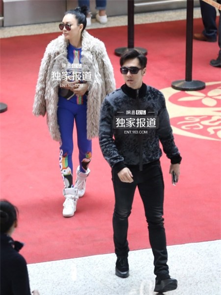 Sao nữ gốc Việt hôn và sàm sỡ vòng 3 phi công trẻ 10