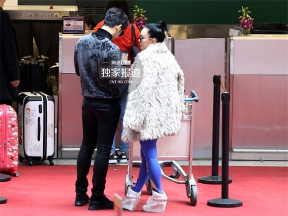 Sao nữ gốc Việt hôn và sàm sỡ vòng 3 phi công trẻ 2