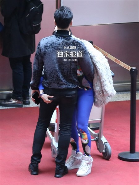 Sao nữ gốc Việt hôn và sàm sỡ vòng 3 phi công trẻ 5