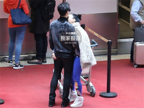 Sao nữ gốc Việt hôn và sàm sỡ vòng 3 phi công trẻ 6