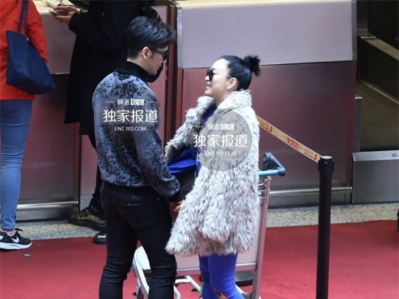 Sao nữ gốc Việt hôn và sàm sỡ vòng 3 phi công trẻ 7