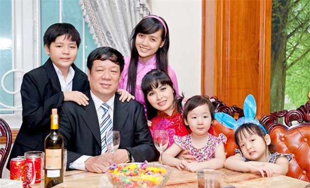 
Ca sĩ Trang Nhung hiện đang có một cuộc sống viên mãn bên người chồng đại gia và 4 em bé xinh xắn.
