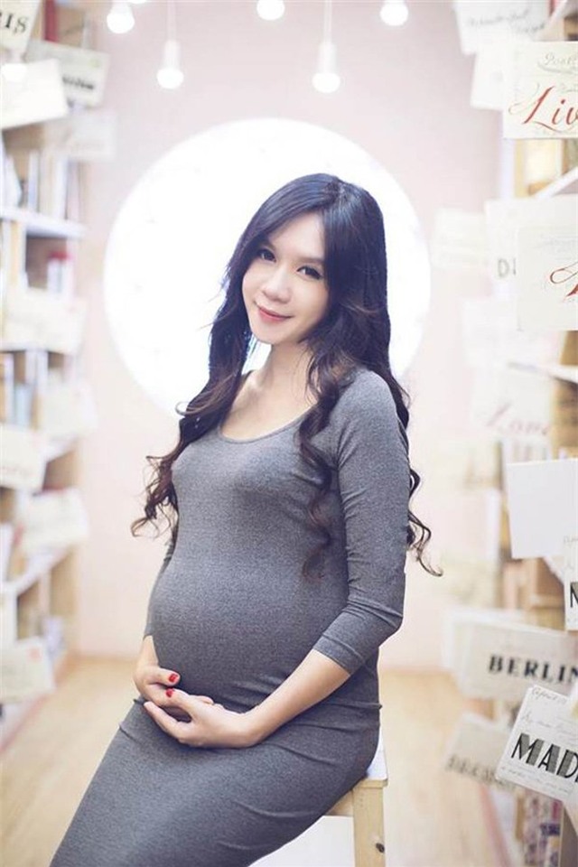 
Vẻ đẹp đầy đặn của Minh Hà khi mang thai.
