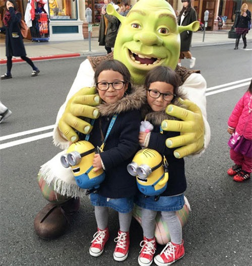 cap sinh doi co mai toc “xau la” tro thanh sao nhi o nhat - 11