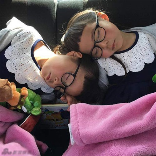 cap sinh doi co mai toc “xau la” tro thanh sao nhi o nhat - 14