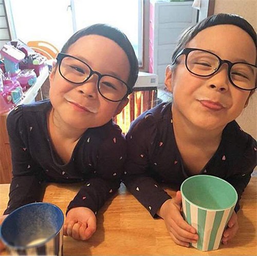 cap sinh doi co mai toc “xau la” tro thanh sao nhi o nhat - 16