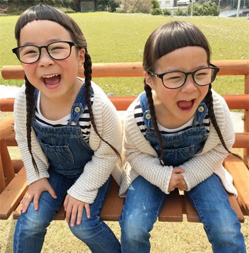 cap sinh doi co mai toc “xau la” tro thanh sao nhi o nhat - 2