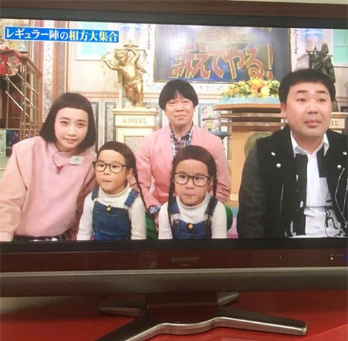 cap sinh doi co mai toc “xau la” tro thanh sao nhi o nhat - 4