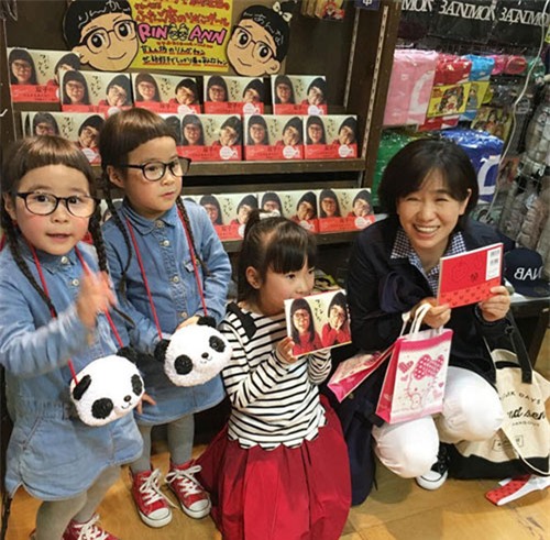 cap sinh doi co mai toc “xau la” tro thanh sao nhi o nhat - 5