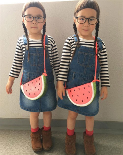 cap sinh doi co mai toc “xau la” tro thanh sao nhi o nhat - 6