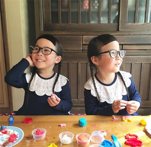 cap sinh doi co mai toc “xau la” tro thanh sao nhi o nhat - 8