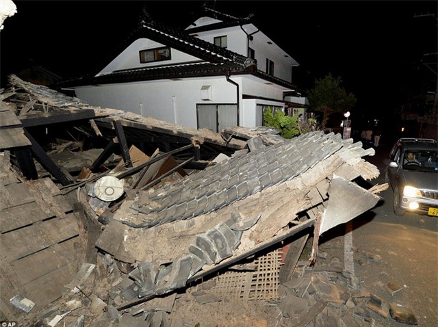 
Lúc 9h20 tối qua 14/4 theo giờ địa phương, một trận động đất mạnh 6,4 độ Richter đã xảy ra ở khu vực tỉnh Kumamoto, tây nam Nhật Bản. (Ảnh: AP)
